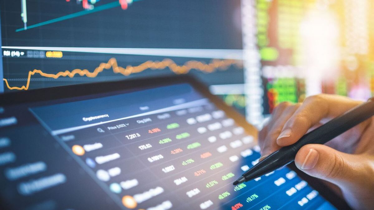 What is the difference between centralised and decentralised cryptocurrency trading exchanges?